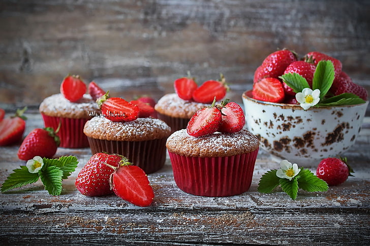 cupcakes, strawberries, pastries, depth of field, Lena moskalenko, HD wallpaper