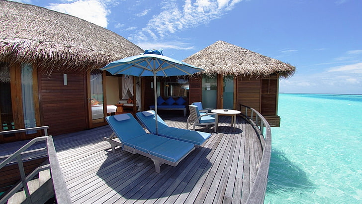 blue parasol near body of water ay daytme, hotel, sea, chair, HD wallpaper