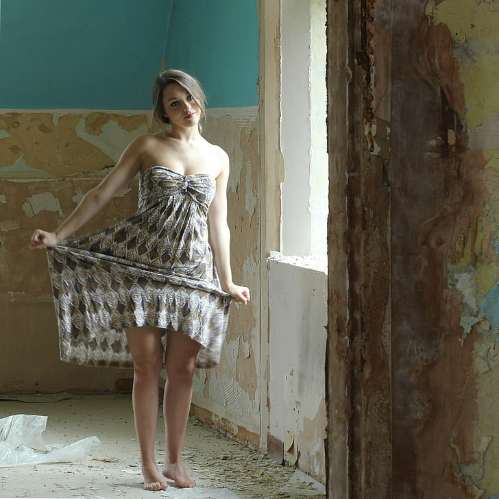 Imogen Dyer, women, bare shoulders, model, lifting skirt, barefoot, HD wallpaper