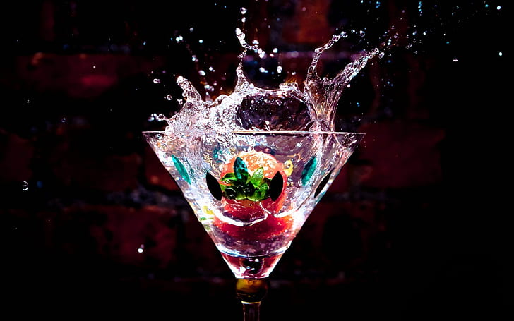 Glass cup, drinks, water drops, splash, strawberry