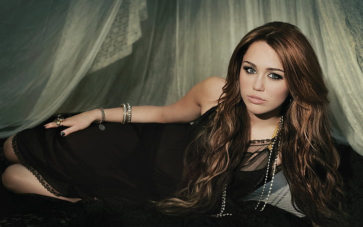 Miley Cyrus Cant Be Tamed, celebrities