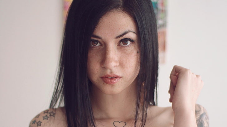 Cra Suicide, black hair, freckles, tattoo, face, portrait, women, HD wallpaper