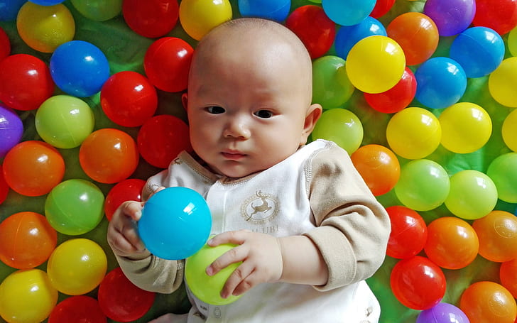 Cute baby in play balls, HD wallpaper