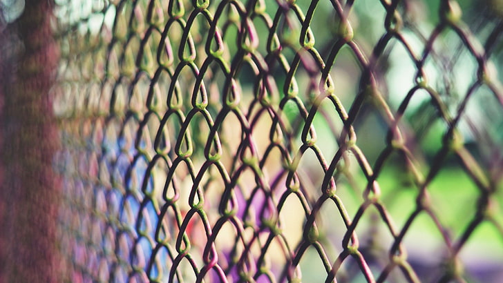 diamond-chain gray metal cyclone fence in selective focus photography