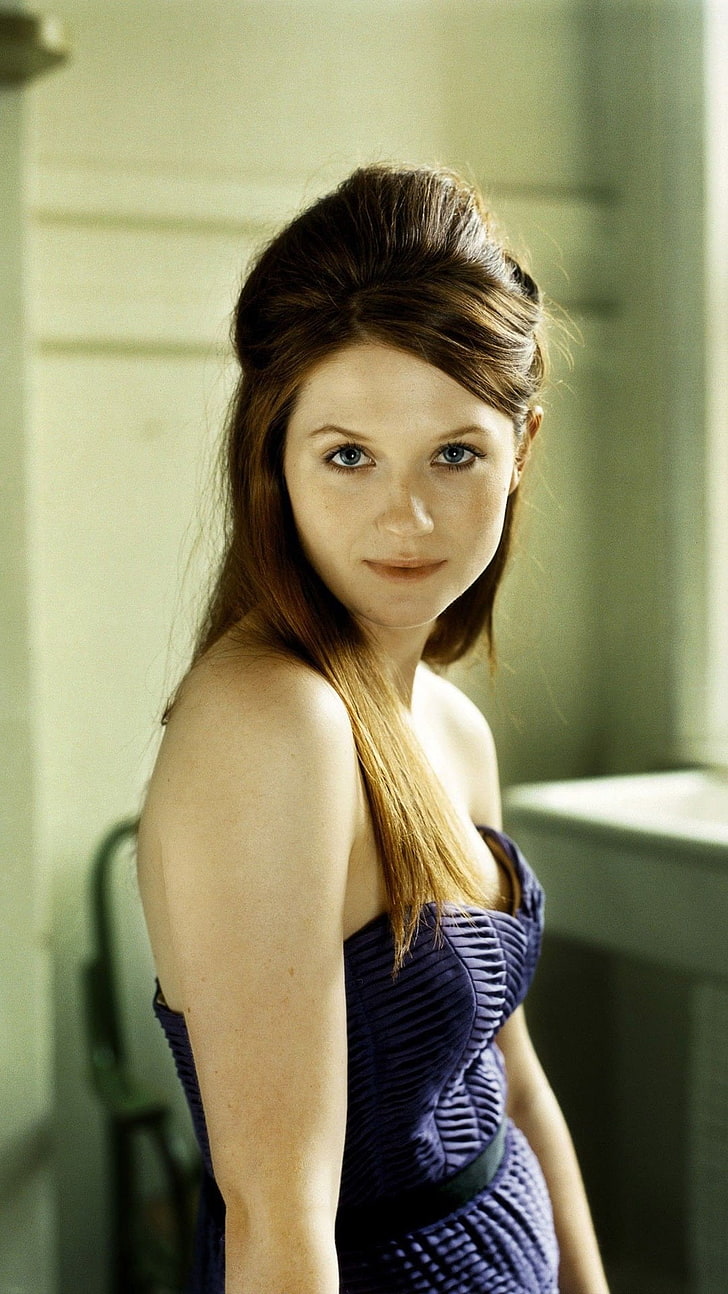 women's black strapless sweetheart top, Bonnie Wright, looking at viewer, HD wallpaper