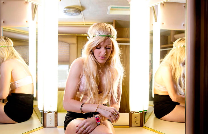 Ellie Goulding, blonde, mirror, reflection, long hair, women
