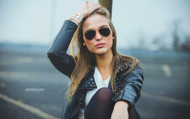 Blonde girl wearing sunglasses hi-res stock photography and images - Alamy