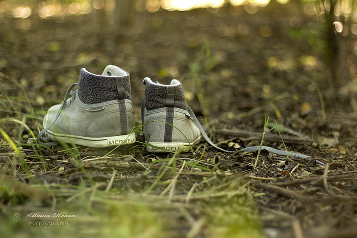 pair of shoes on a grass ground, El hombre, debe, su, destino