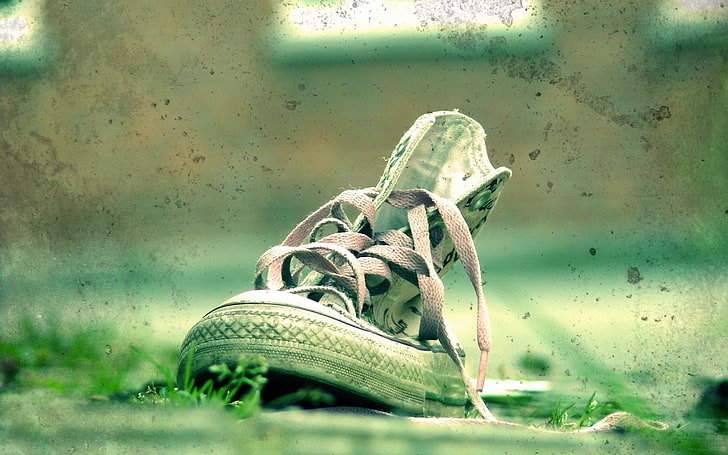 unpaired white and gray lace-up high-top shoe, sneakers, dirt, HD wallpaper