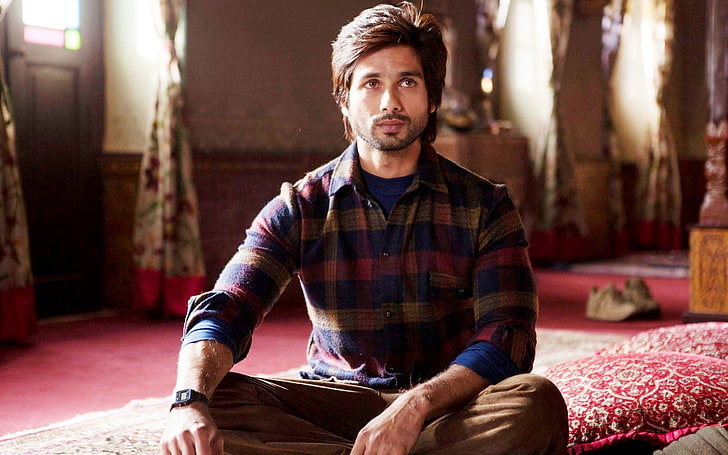 HD wallpaper: Shahid Kapoor In Haider Movie, men's brown and red dress  shirt | Wallpaper Flare