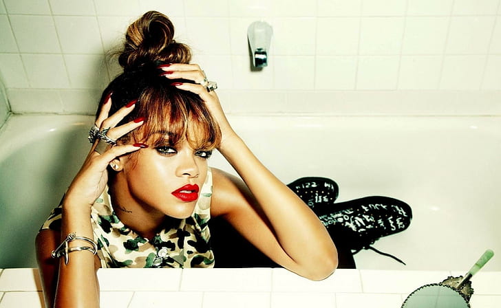 Rihanna pose, singer rhianna, actress, makeup, bath, HD wallpaper