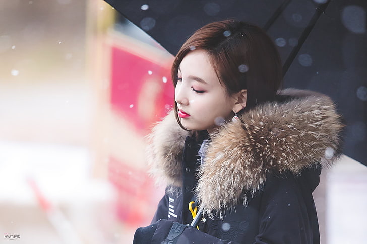 Nayeon, Twice, K-pop, bokeh, women, winter, warm clothing, fur