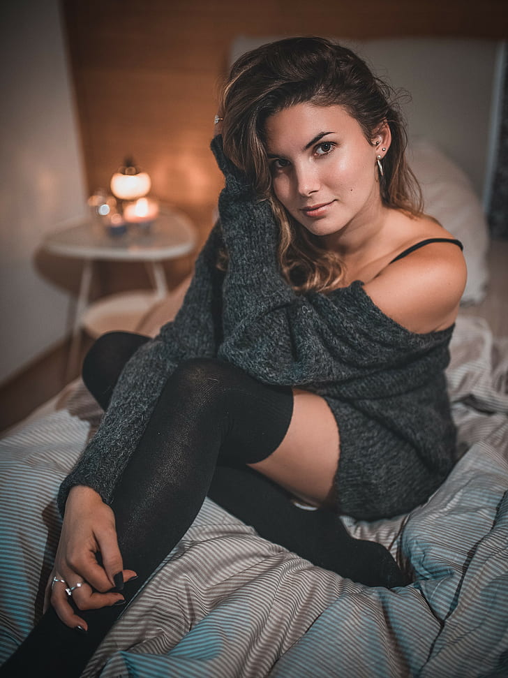 women, model, 500px, brunette, in bed, sweater, thigh-highs, HD wallpaper
