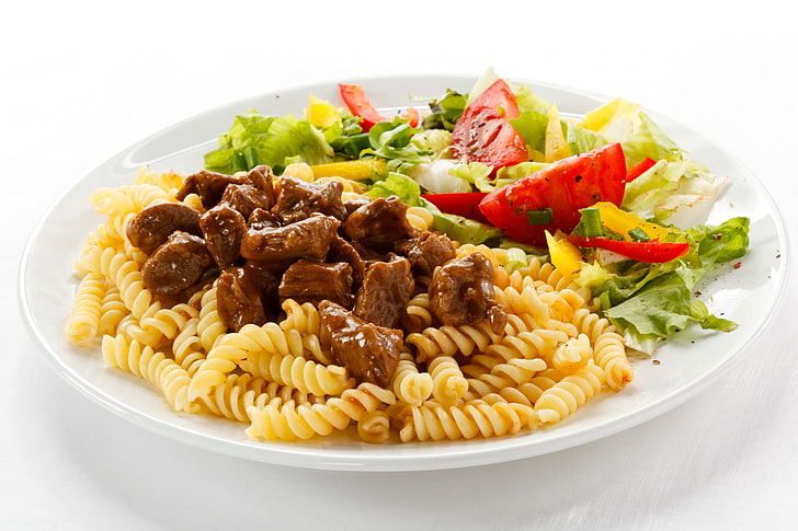 pasta with vegetable salad, dish, beef, meat, lettuce, tomatoes, HD wallpaper
