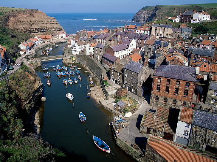 Staithes Near Whitby Engl, wooden boat lot, england, HD wallpaper