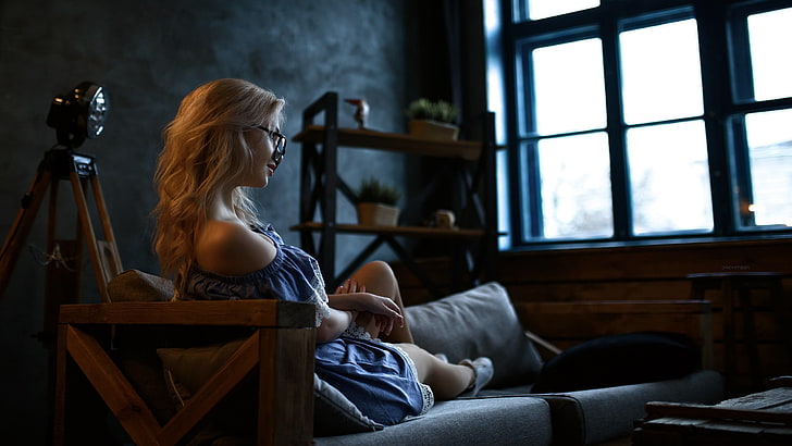 women, blonde, blue dress, portrait, women with glasses, couch, HD wallpaper
