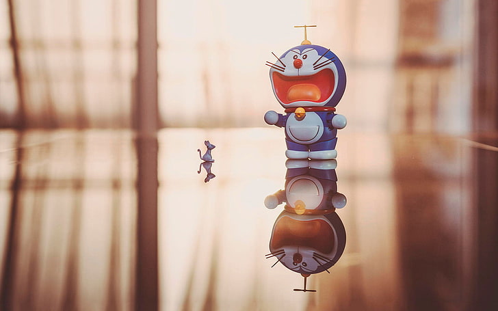 Doraemon plastic figure, mice, toys, reflection, focus on foreground