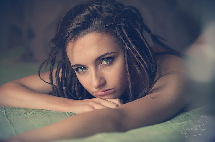 woman's face, naked woman lying on green bed, women, model, Sophia Blake