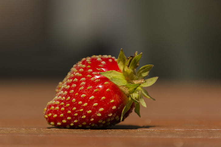 red Strawberry on brown surface in closeup photography, 2014 edition, HD wallpaper