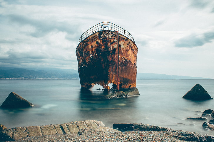 rusted sink boat on seashore, landscape, shipwreck, Italy, rocks, HD wallpaper