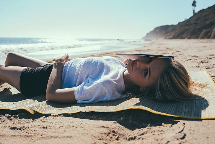 Chill Out, books, lying down, sand, landscape, women, Noel Alvarenga, HD wallpaper