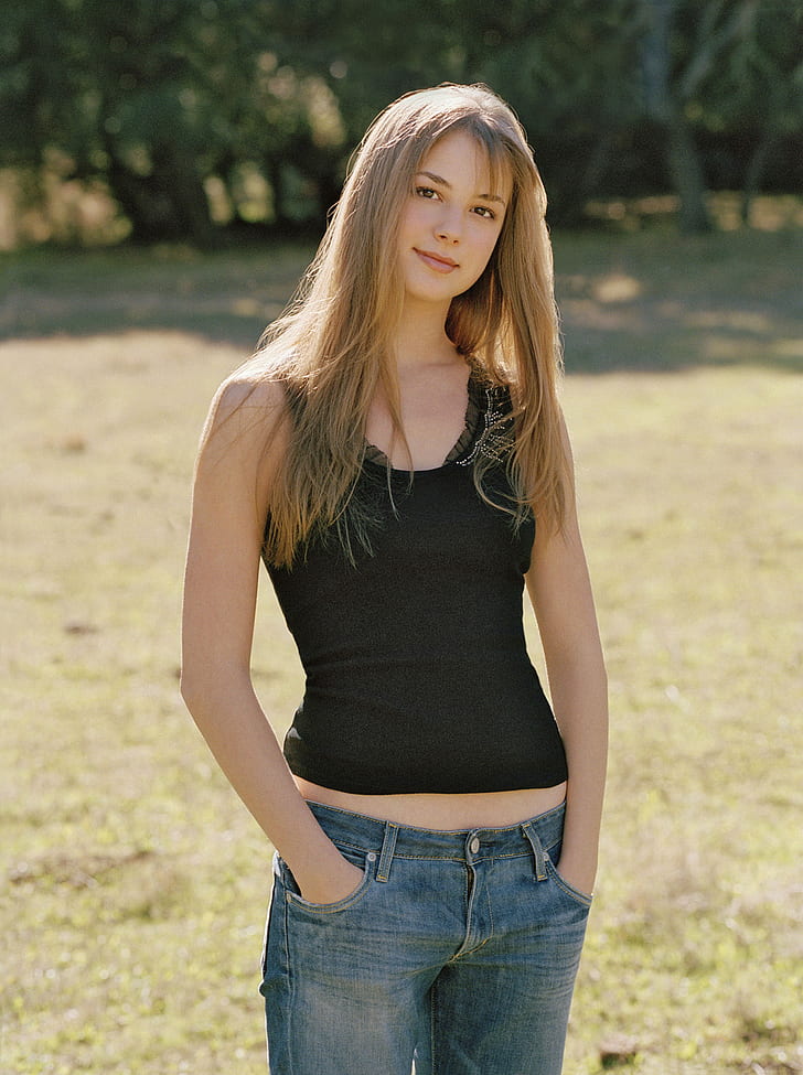 Emily Vancamp, women, actress, jeans, long hair, hands in pockets, HD wallpaper