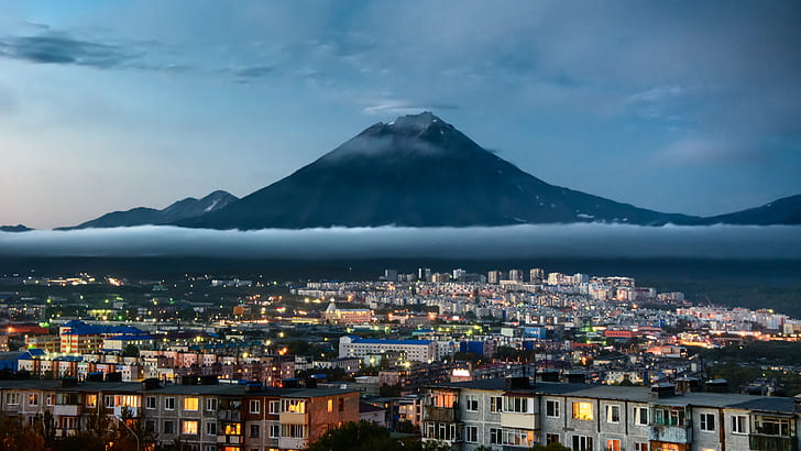 mountain across city under cloudy sky during dusk, kamchatka, kamchatka, HD wallpaper