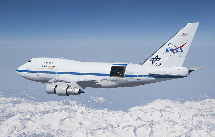 white NASA airplane, stratosphere, DLR, Boeing 747SP, infrared telescope, HD wallpaper
