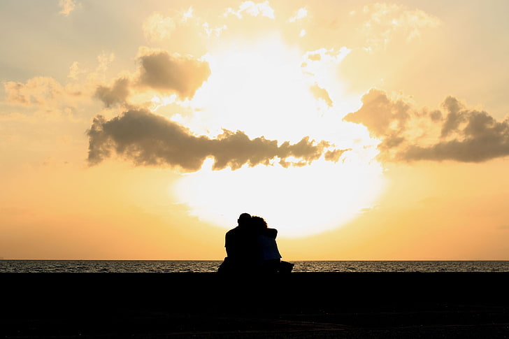 couple, kissing, sunlight, sky, sea, sunset, water, horizon over water, HD wallpaper