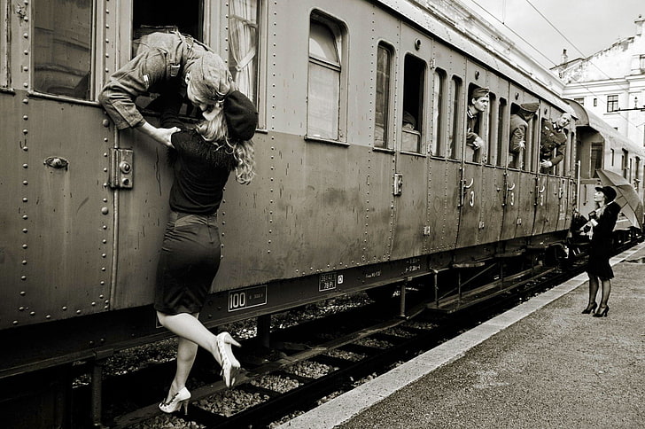 photography, monochrome, women, couple, love, soldier, train, HD wallpaper