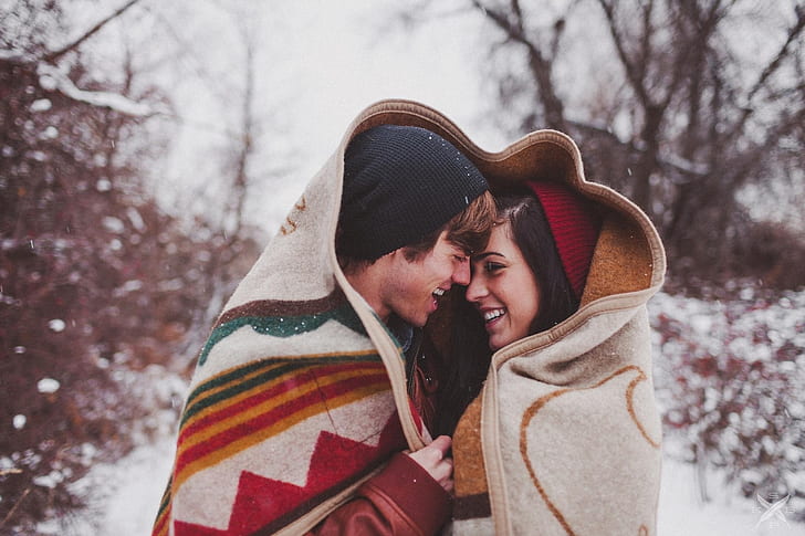 cold, winter, girl, snow, love, happiness, guy, smile, huddled under a blanket, HD wallpaper