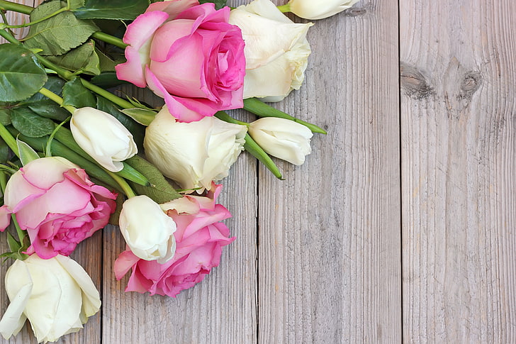 white and pink rose arrangement, flowers, roses, wood, bouquet, HD wallpaper