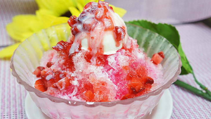 Strawberries shaved ice, cream, dessert, tasty food