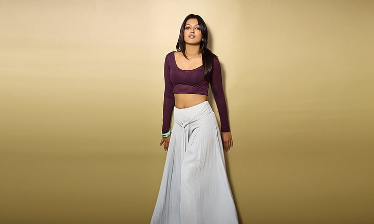 woman wearing maroon scoop-neck long-sleeved crop top with white maxi skirt, HD wallpaper