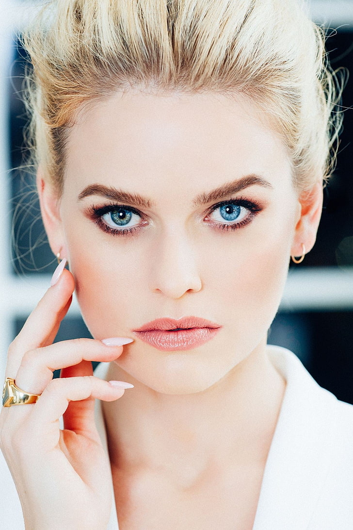 gold-colored ring, Alice Eve, actress, blue eyes, green eyes