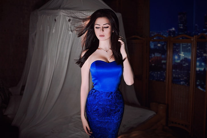 women's blue sweetheart strapless bodycon dress, model, bed, figure