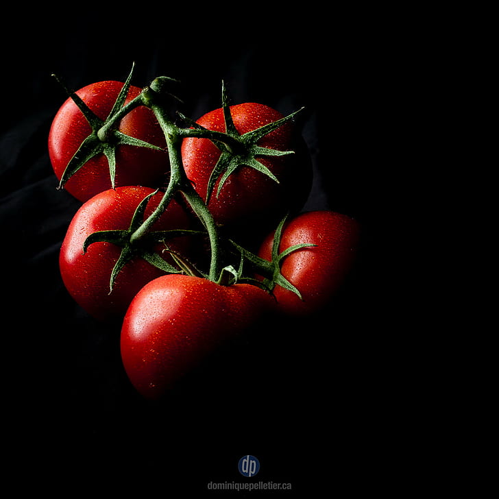 photo of five red tomatoes, black, fruit, légume, noir, ombre