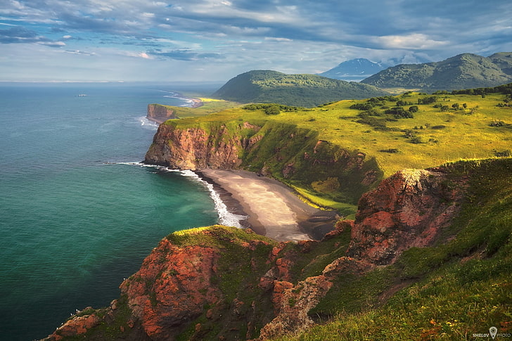 green cliff digital wallpaper, beach, mountains, rocks, Kamchatka, HD wallpaper