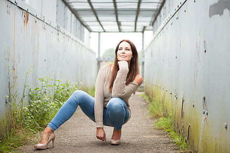 A young woman poses in open field wearing a white shirt and blue jeans  Stock Photo - Alamy