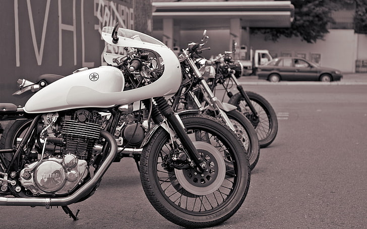 Yamaha SR400 RB Racing White, white Yamaha cruiser bike, Motorcycles