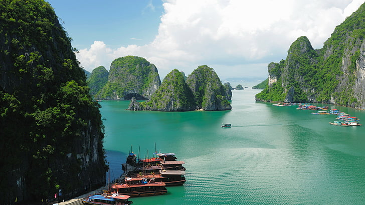 Hạ Long Bay - một trong những danh lam thắng cảnh đẹp nhất Việt Nam, nơi hội tụ tất cả những điều tuyệt vời nhất của biển và đất. Bạn sẽ có cơ hội chiêm ngưỡng những bức ảnh tuyệt đẹp về vịnh Hạ Long, nơi đẹp như mơ và lôi cuốn bất kỳ ai đến tham quan.