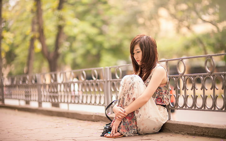 Sadness Asian girl, sit at street