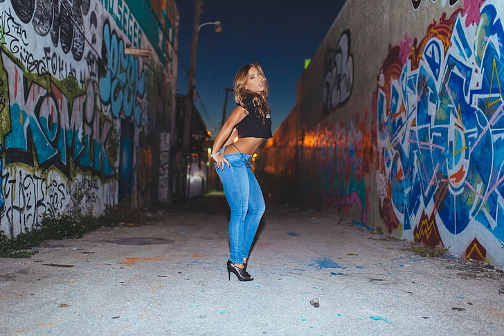 women's blue skinny jeans, Nicole Mejia, graffiti, one person