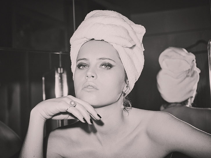 women, Felicity Jones, actress, celebrity, monochrome, towel, HD wallpaper