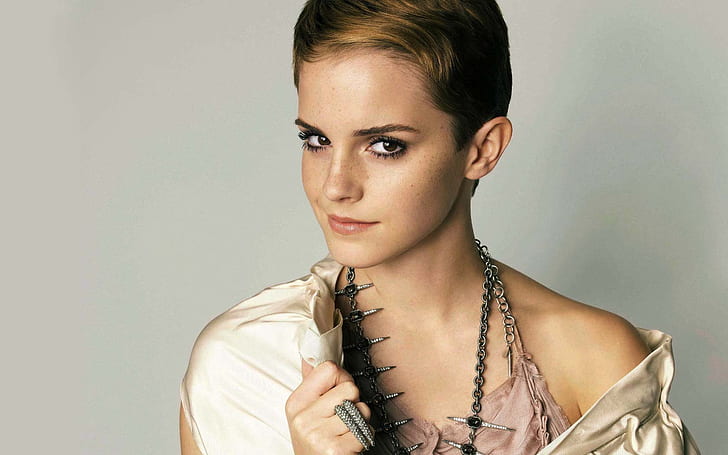 Emma Watson Darkens Her Do | Emma watson hair, Short hair styles, Emma  watson short hair