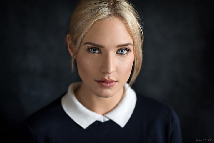 Eva Mikulski, simple background, blonde, blu eyes, face, portrait
