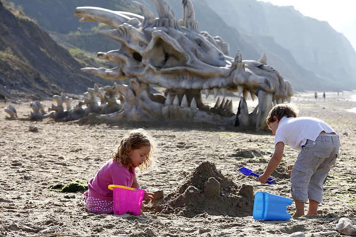 girl's pink short-sleeved shirt, children, beach, sand, dragon