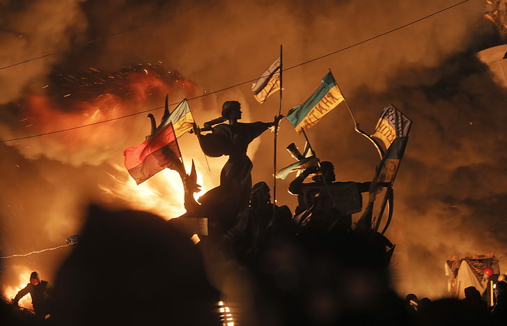 Ukraine, Ukrainian, Maidan, Kyiv, protestors, flag, fire, group of people, HD wallpaper