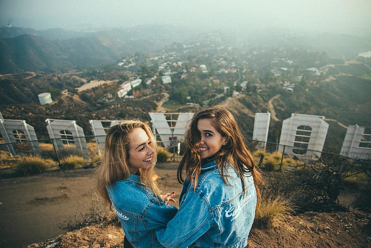hollywood sign, women, women outdoors, looking at viewer, smiling, HD wallpaper
