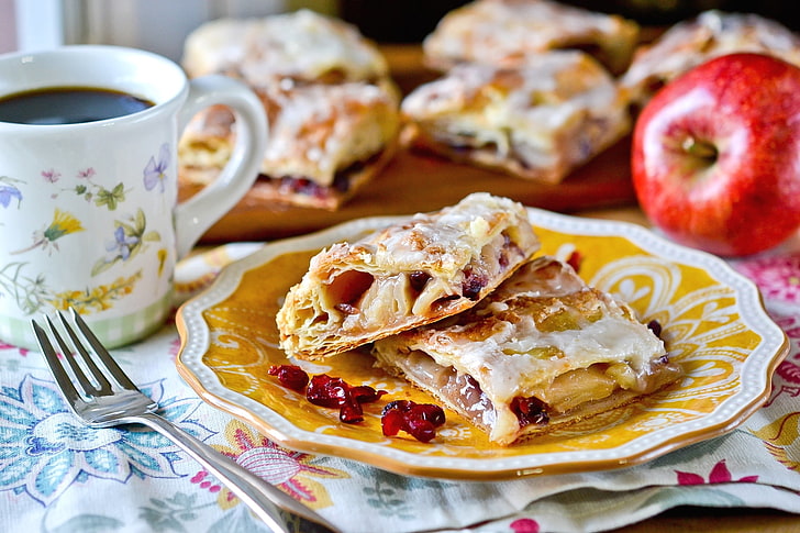 round yellow and white plate, pie, apple, cranberries, baking